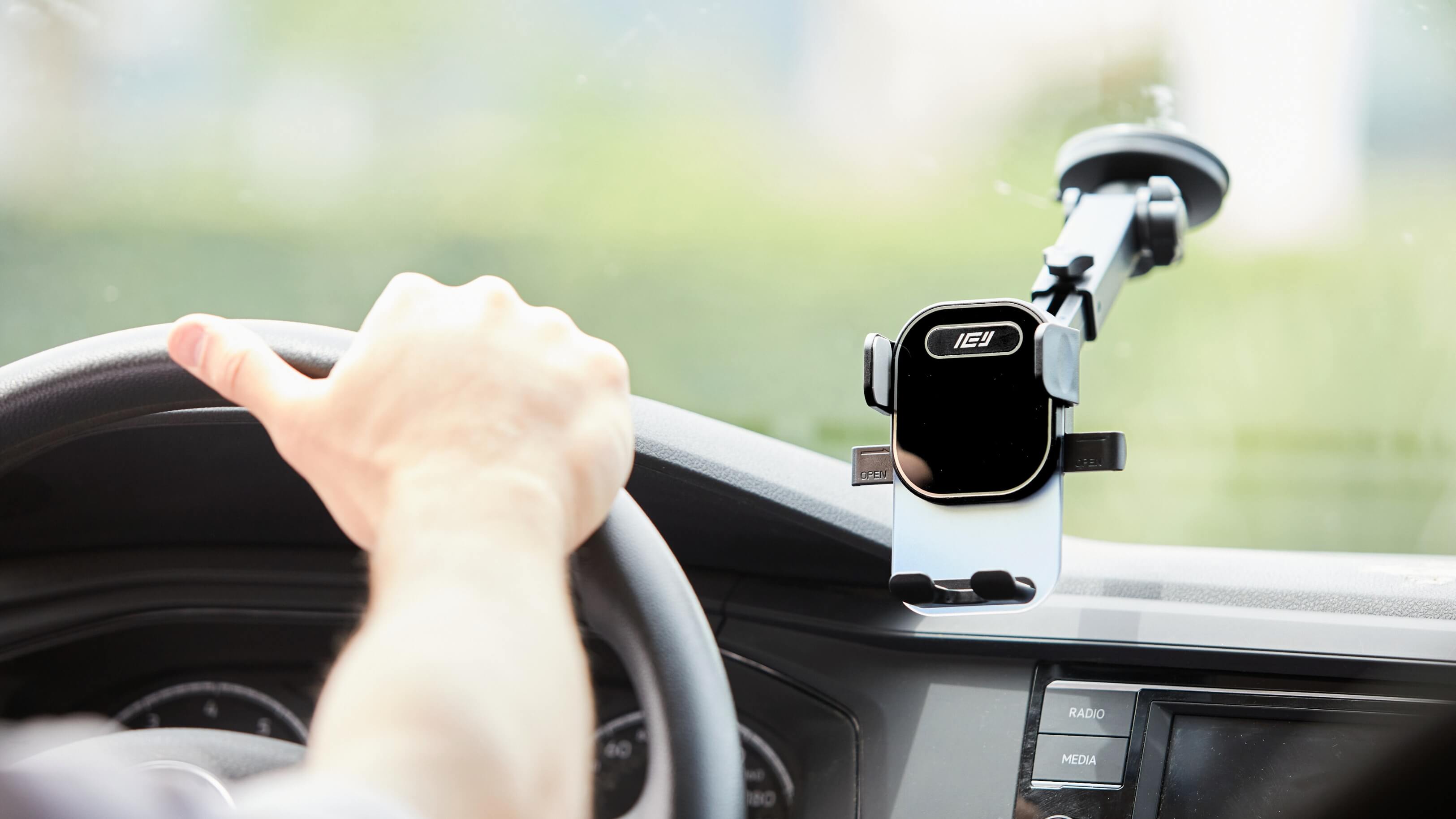 Soporte Para Auto Con Sopapa Minimalista y Funcional, con rotación de 360 grados. Se encuentra colocado en el parabrisas.