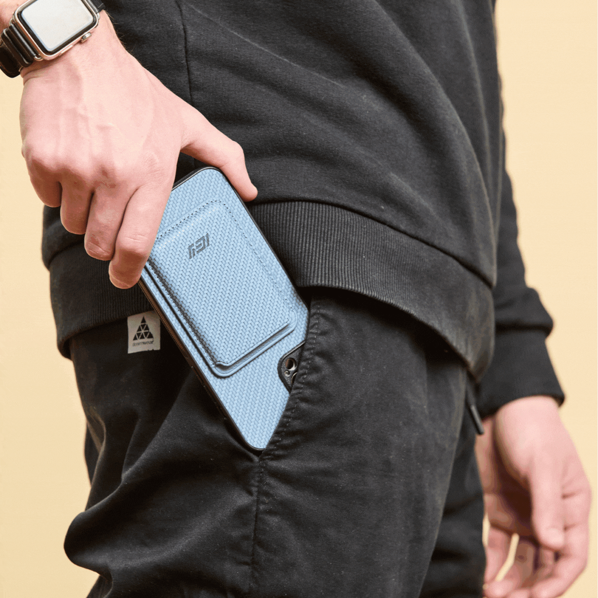 Hombre simulando una llamada con su Iphone con la Funda Magsafe y Billetera MagWallet  y Mujer y hombre sacando su iPhone con Funda MagSafe Carbon y Billetera MagWallet integrada del bolsillo lateral de su jean