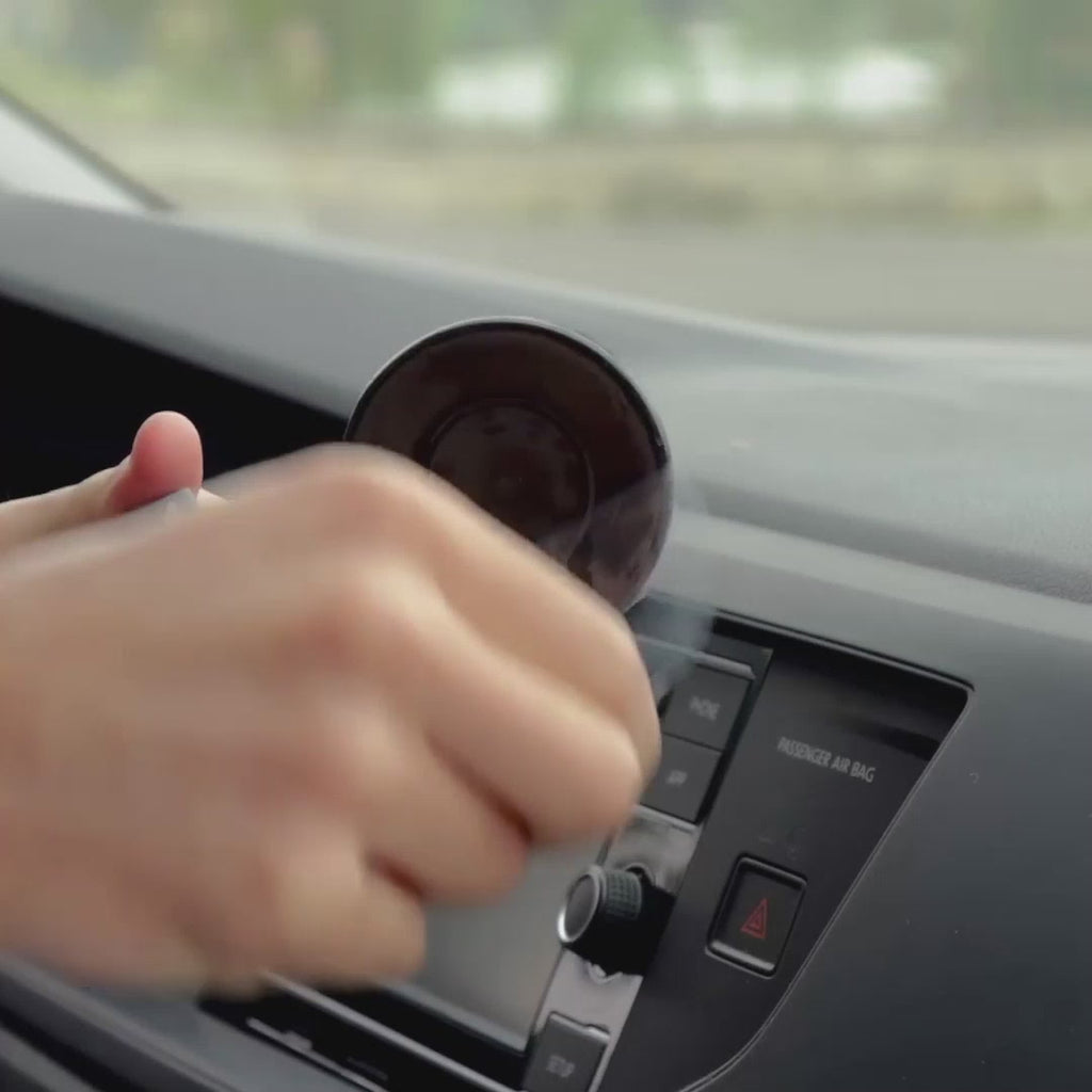 Instalación del soporte MagMount con sopapa de succión mejorada en el parabrisas del auto