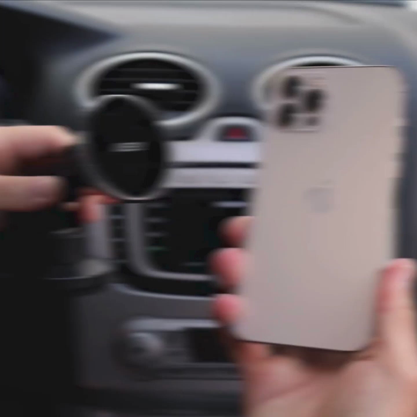 Mano mostrando cargador MagCharger compacto y circular, compatible con ventilación del auto