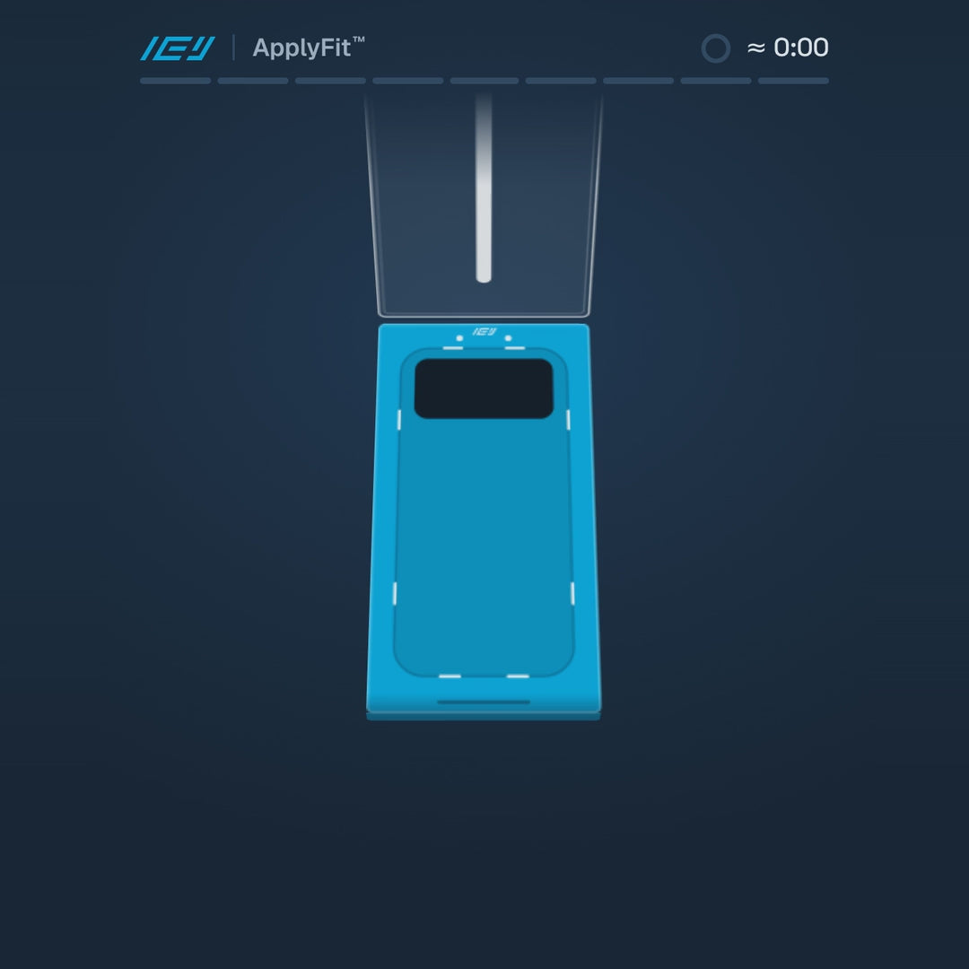Tutorial animado de instalación del vidrio templado ApplyFit™ de IEY® en 9 pasos: limpieza del iPhone, alineación con aplicador y adhesión guiada en aproximadamente 1 minuto.