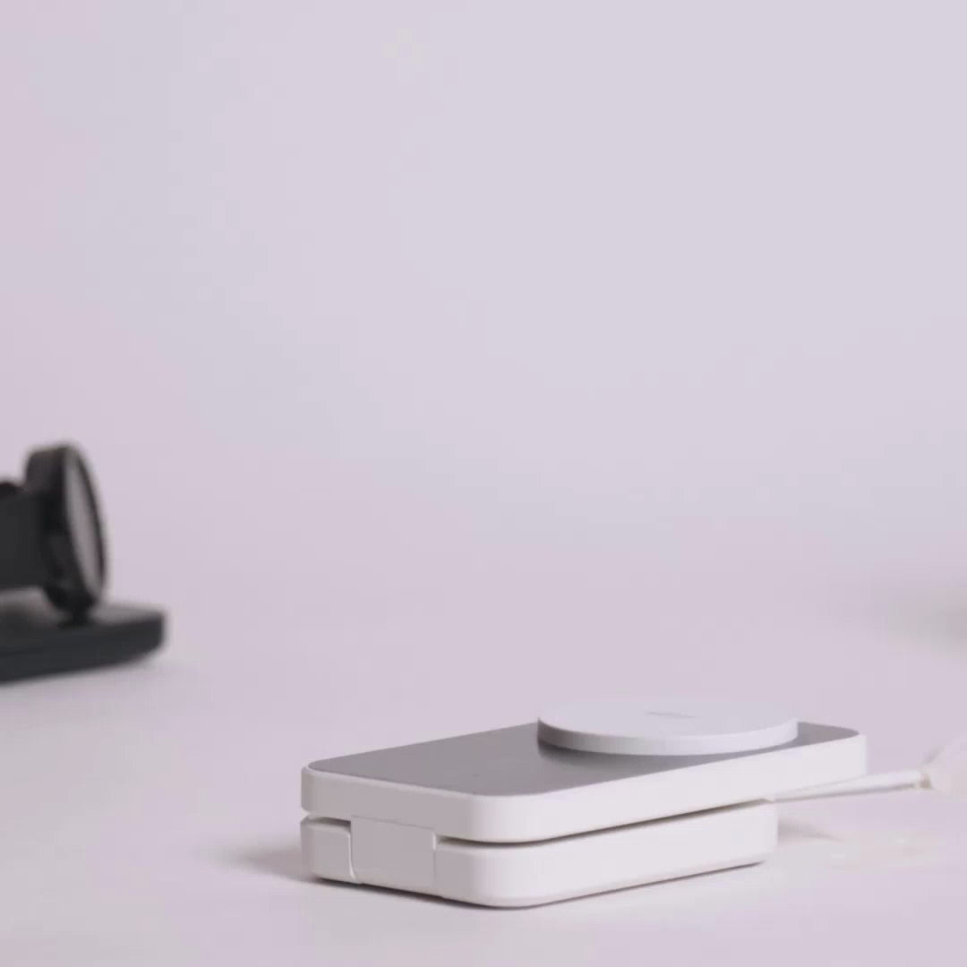 Estación de carga Plegable MagCharger 3 en 1 con acabado elegante y diseño minimalista de la marca IEY #color_blanco