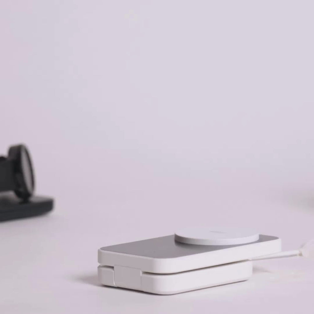 Estación de carga Plegable MagCharger 3 en 1 con acabado elegante y diseño minimalista de la marca IEY #color_blanco