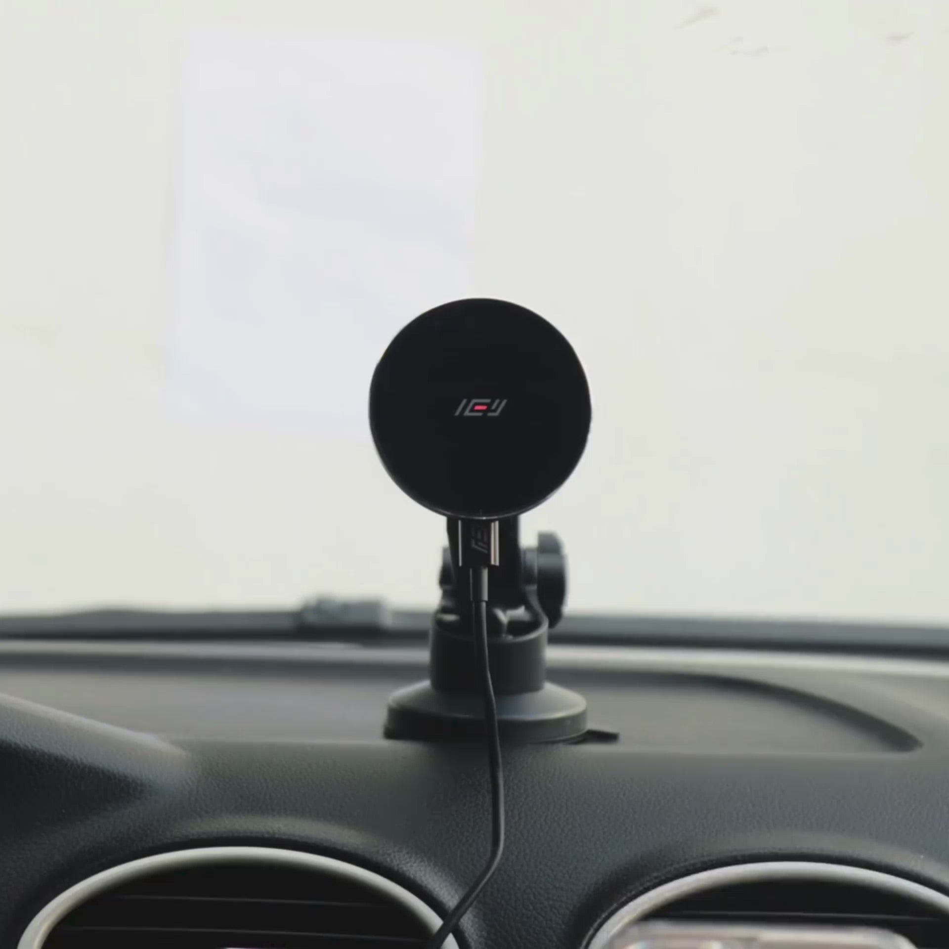 Vista trasera de iPhone con anillo magnético compatible con MagSafe para uso con cargadores inalámbricos de auto