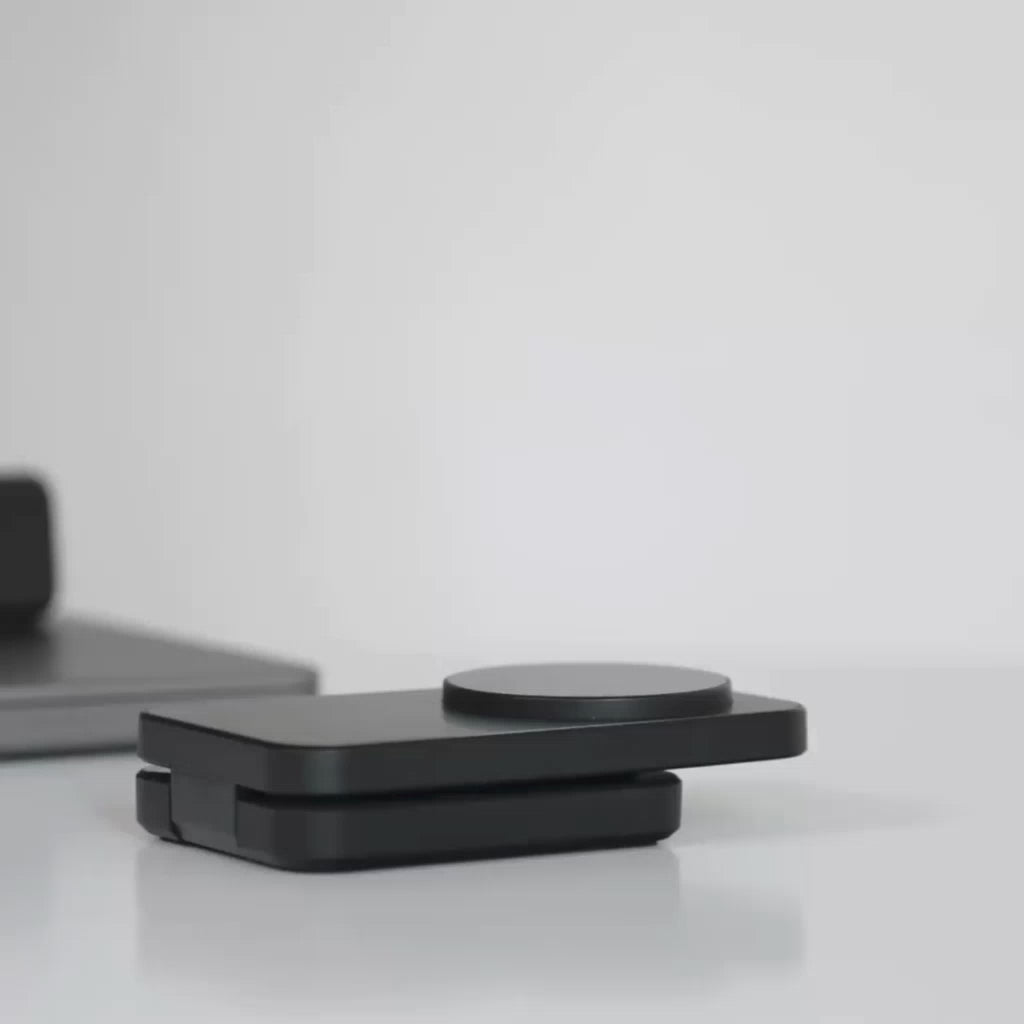 Estación de carga Plegable MagCharger 3 en 1 con acabado elegante y diseño minimalista de la marca IEY #color_negro